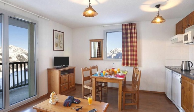 50m from shops, swimming pool, balcony, parking, tv, ski locker, 60m², Peyragudes