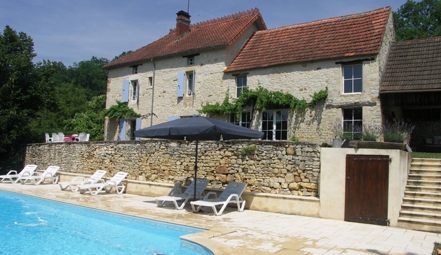 A charming Périgord-style house with a private heated pool, located between Sarlat and Domme