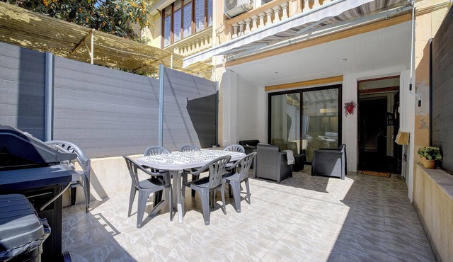 A charming Nice-style house just a stone's throw from the sea and downtown