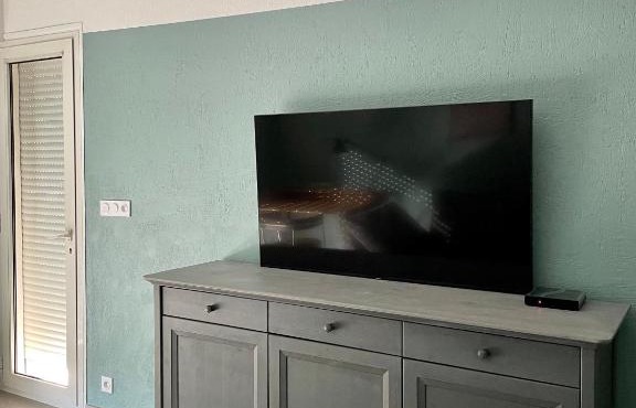 Air-conditioned apartment with garage near the sea