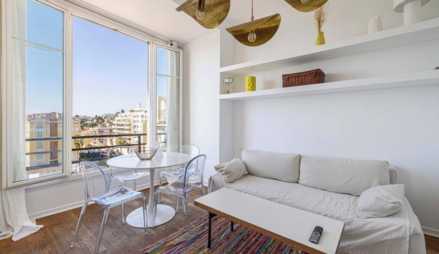 Air-conditioned Seafront Apartment – Nice