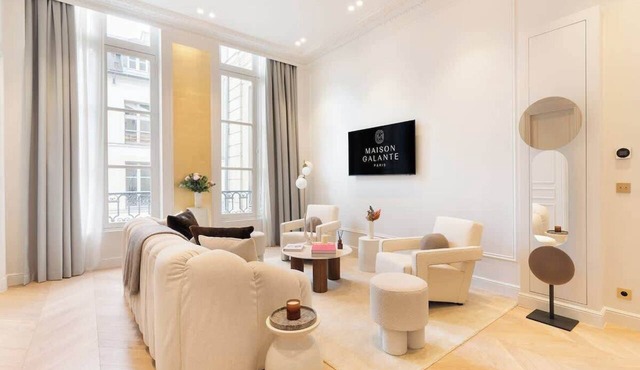 An Exceptional 3-BR/3Ba with Services - Louvre