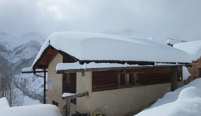 apartment 2/4 per. 335 to 470 €/week.