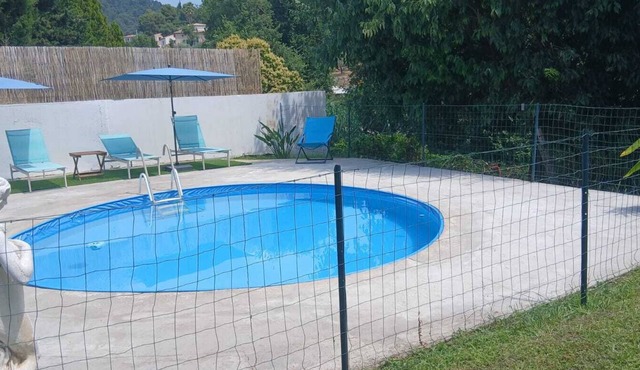APARTMENT for 5 people + 1 infant - PRIVATE GARDEN AND POOL; 5 min to amenities, 20 min to the beach