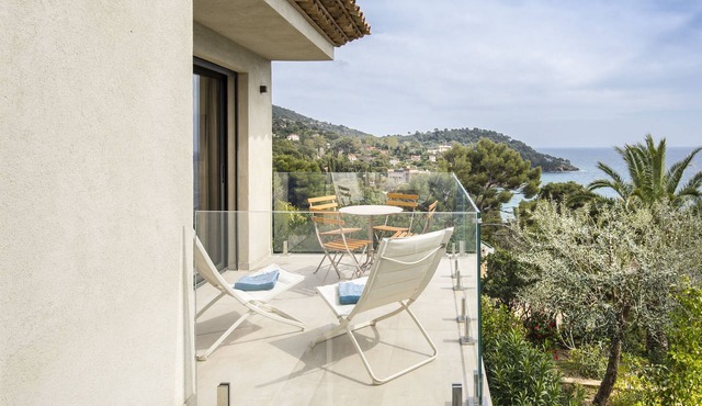 Appartement de Charme Sunrise vue mer et ile du Levant 300 m de la Plage