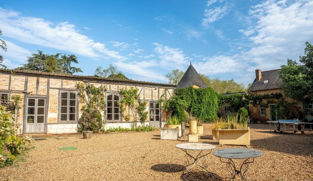 Au cœur du Château de Chambiers, L'Orangerie accueille familles et amis dans un cadre paisible et intimiste. Jardin privatif, piscine protégée et vaste domaine arboré invitent à des séjours placés sous le signe de la sérénité.