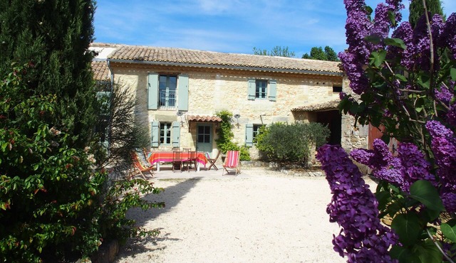 Authentic mas provençal, 2 swimming pools, grocery store on foot, village center, beautiful view