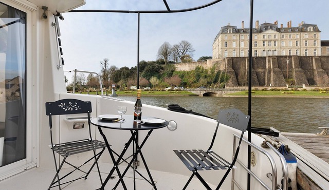 'Bateau Elvis' Houseboat with Private Terrace