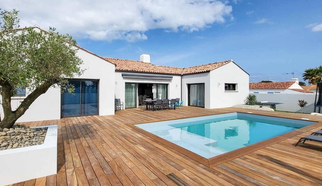 Beach front home in Barbâtre