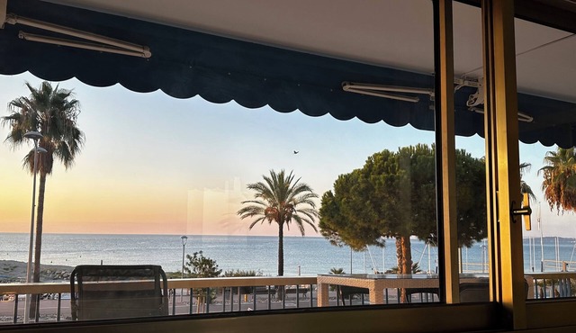Beachfront Apartment, 180° Seaviews, huge pool- 5 km to Nice