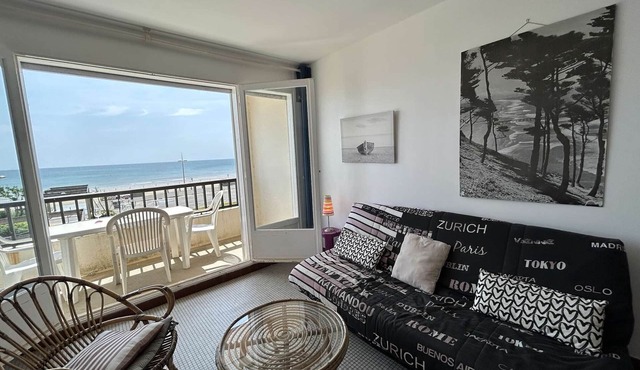 Beachfront 2-Bed Apt with Ocean View, Close to Amenities, Sleeps 6