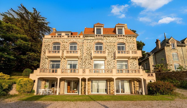 Beachfront sea-view aprt,private parking, sleeps 4