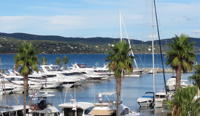 Beautiful, air-conditioned apartment for 4 people in the marina. The beach is a 3-minute walk away.