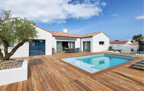 Beautiful Beach Front Home In Barbâtre