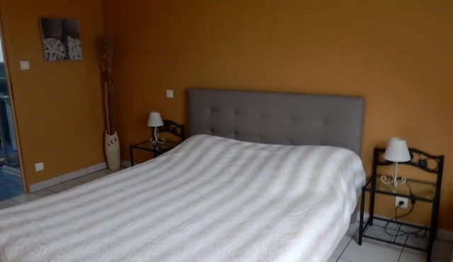 Bed and Breakfast 'Chambre Orange' with Shared Garden and Wi-Fi