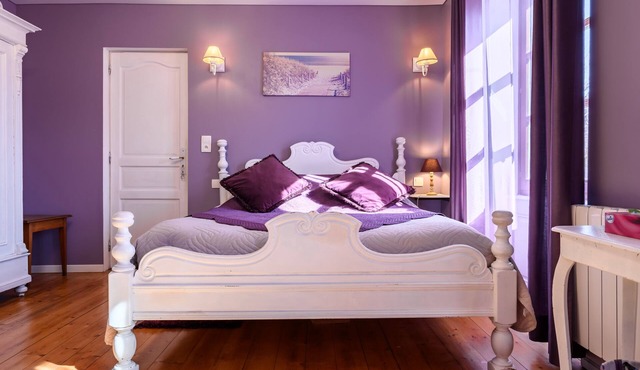 Bed and Breakfast 'Demeure D'antan - Chambre Cassandre' with Shared Terrace, Shared Garden and Wi-Fi