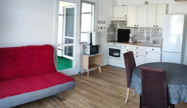 Bel appartement proche mer avec balcon et parking.