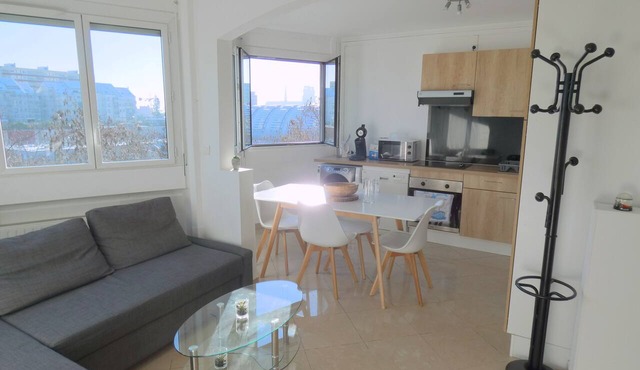 Bright 37m² apartment across from the SNCF train station—Wi-Fi, Netflix, free coffee and tea