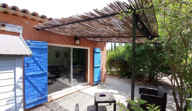 Bright two-room apartment with unobstructed views, air-conditioned, and featuring a garden with trees