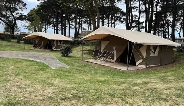 Canvas tent - 20m² - 3 bedrooms - with electricity + covered terrace 6 people