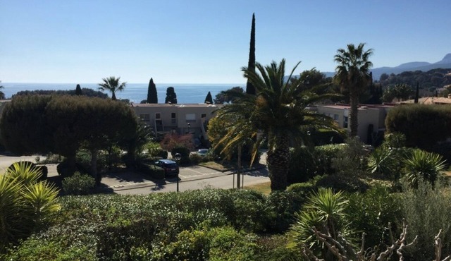 Cassis, Apartment with terrace, sea and cliff views. Private parking, Wifi.