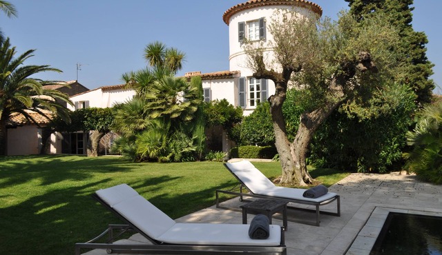 Character villa in the heart of St-Tropez! Swimming pool, lush garden and calm