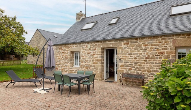 Characterful Country Cottage with Heated Pool