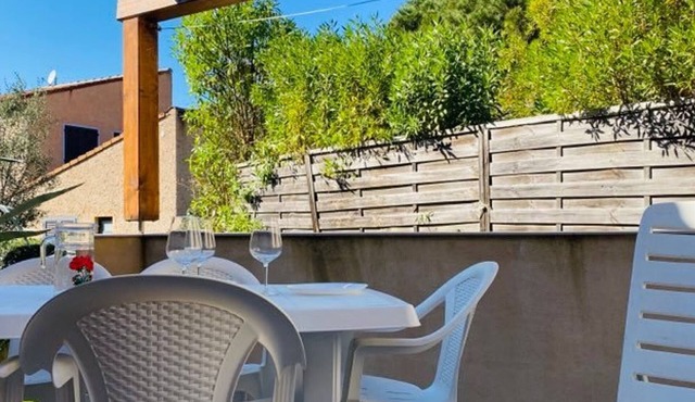 Charming 2-Room House, 5 Sleeps, Steps to Beach, Terrace, Parking, Linens Included