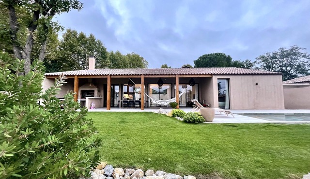 Charming Mediterranean-style house, private swimming pool, parking