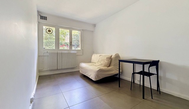 Charming studio apartment in a private park