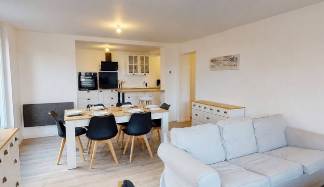"Chez G & G" Renovated family home sleeps 8, walking distance to beach.