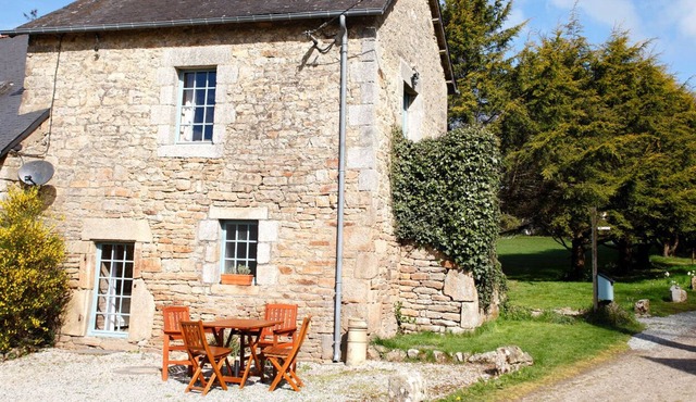 Cosy gite with shared pool and indoor games room