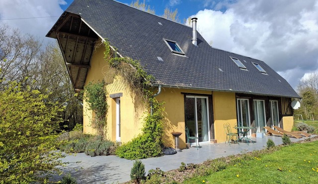 Country house with swimming pool for 6 people