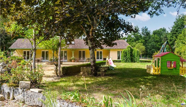 Cozy Home In La Douze With Swimming Pool