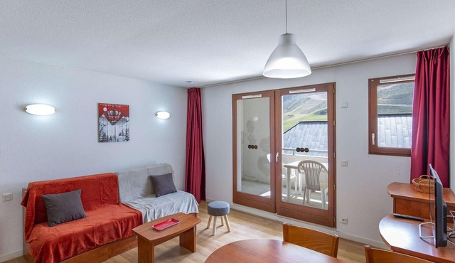 Cozy Studio with Terrace, Parking, Pool & Gym, Near Slopes, Sleeps 4
