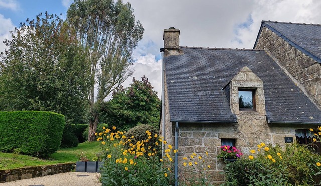 Delightful 1-bedroom cottage in tranquil Sainte Price Melrand perfect getaway