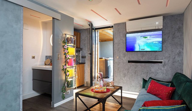 Design studio, jacuzzi, private terrace, air conditioning