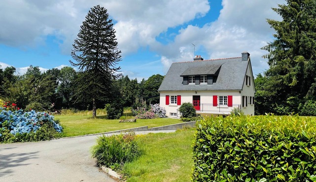 Detached house with very large private garden in a quiet location