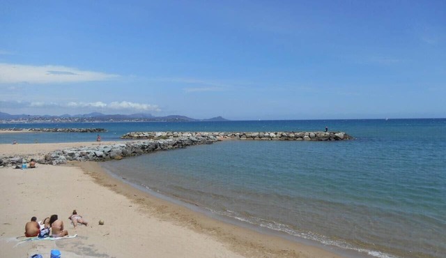 Duplex about 300 m from the coves and sea with balcony, Wi-Fi, and air conditioning