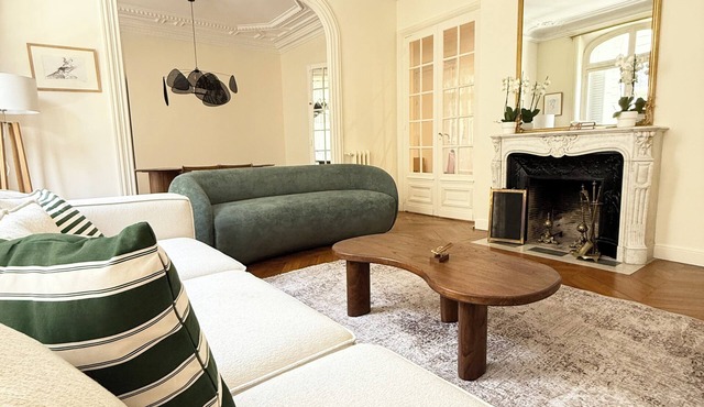Eiffel Tower Champ de Mars 3BR Luxury Apartment
