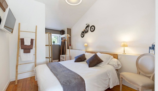 Eugénie - Aux Charmes d’Antan Guest Room with Shared Pool, Terrace & Wi-Fi