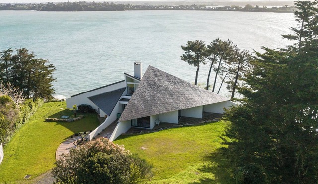 Exceptional seaside villa