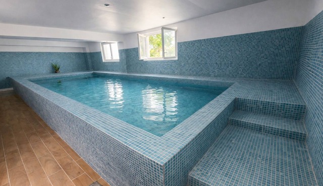 Family house indoor pool & spa/22 pers