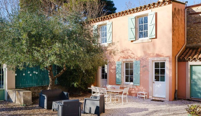 Charming Cottage in Vineyard, 2 km from Beach, with WiFi & Pet Friendly