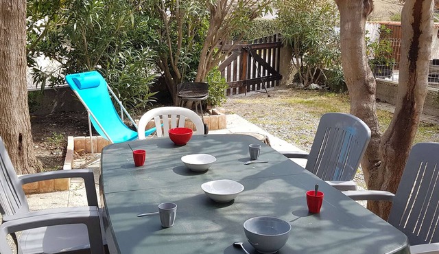 Cozy Ground-Floor Apartment for 6 with Garden, 100m from Beach, Pet-Friendly