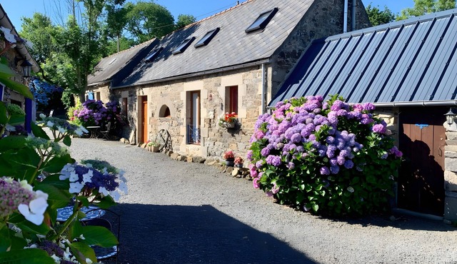 Gîte Rose - Pen Ar Voas Gîtes: private terrace, shared garden and Wi-Fi