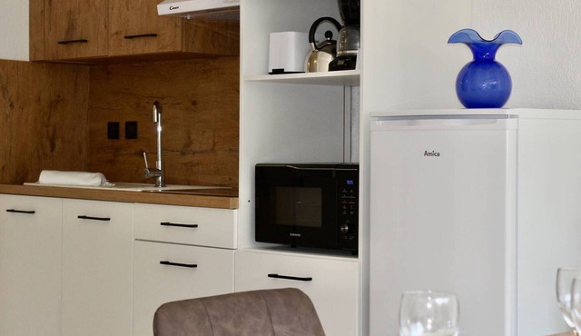 Garden-Level 2-Room Apartment, 100m from Beach, A/C, Terrace, Free Parking