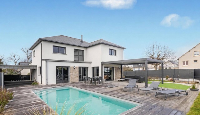 Gorgeous home in Dinard with private swimming pool, can be inside or outside