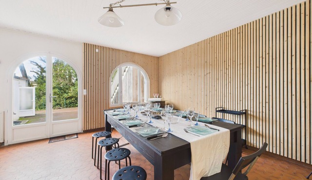 House 50m from the sea, 8 adults 3 children