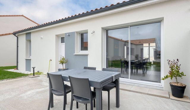 House with garden, sleeps 6 adults, 1 child